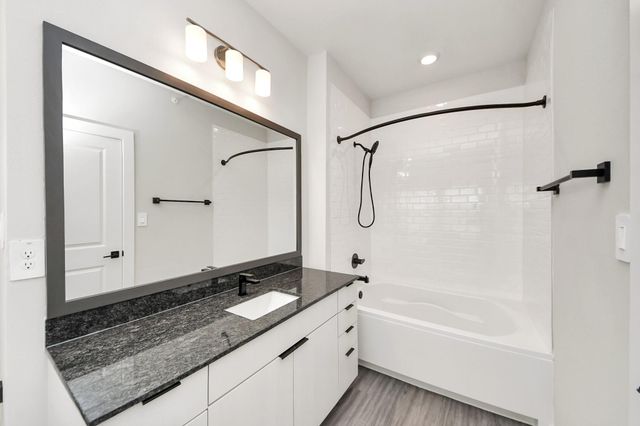 7711 Longmire Road 200, Conroe, TX 77304