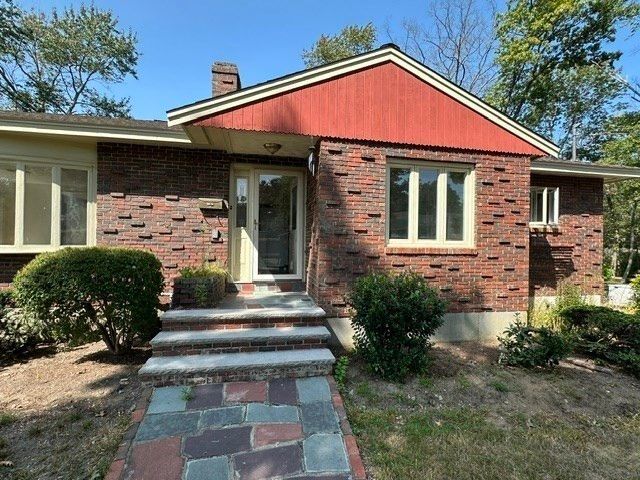 27 Lantern Ln, Dedham, MA 02026