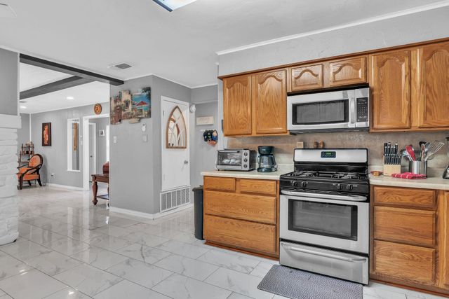 2406 Balsam St, Longview, TX 75605