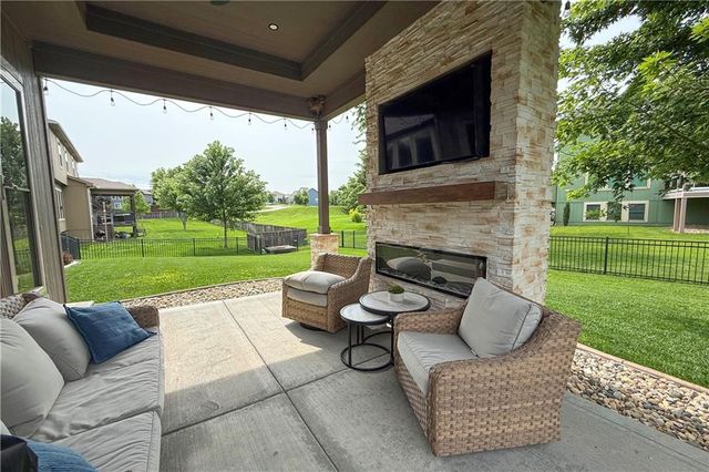 104 SW Shores Drive, Lee's Summit, MO 64064