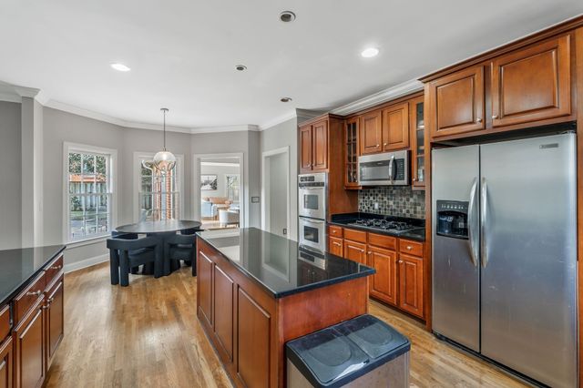 1207 Grandview Dr, Nashville, TN 37215