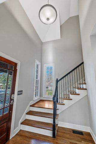 1207 Grandview Dr, Nashville, TN 37215