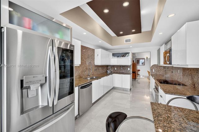 3330 NE 190th Street UPH14, Aventura, FL 33180