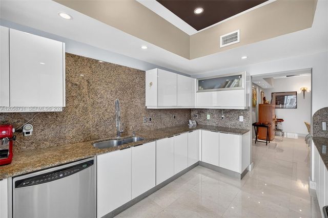 3330 NE 190th Street UPH14, Aventura, FL 33180