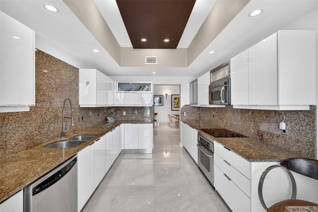 3330 NE 190th Street UPH14, Aventura, FL 33180