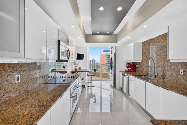 3330 NE 190th Street UPH14, Aventura, FL 33180