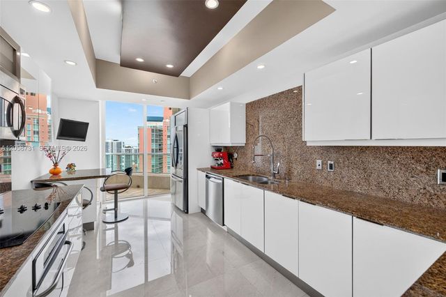 3330 NE 190th Street UPH14, Aventura, FL 33180