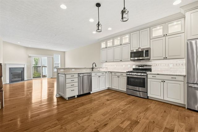 306 Trafalgar Sq, Cranberry Twp, PA 16066