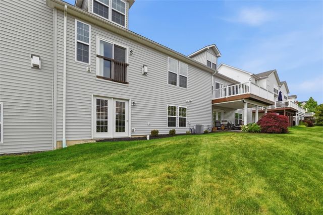 306 Trafalgar Sq, Cranberry Twp, PA 16066