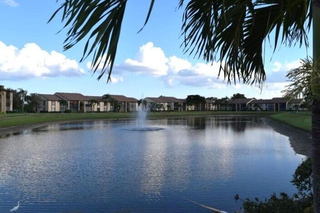 802 Sky Pine Way E2, Greenacres, FL 33415