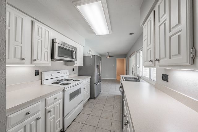 714 Woodlawn Lane, Grand Prairie, TX 75052