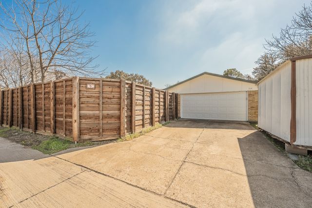 714 Woodlawn Lane, Grand Prairie, TX 75052