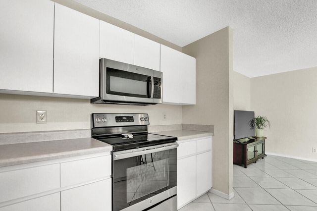 105 Sunflower Circle, Royal Palm Beach, FL 33411