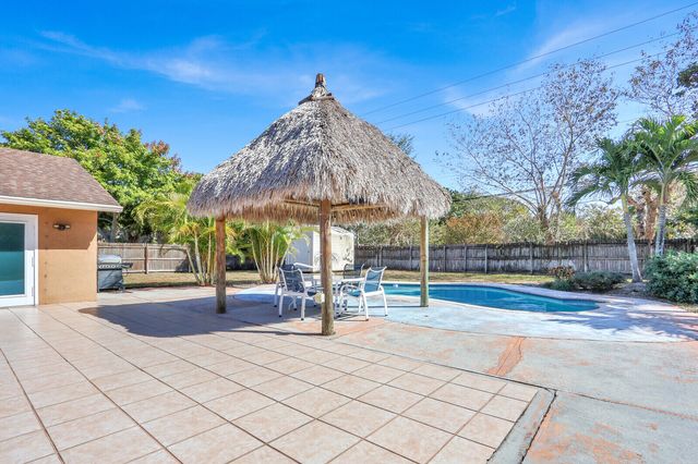 105 Sunflower Circle, Royal Palm Beach, FL 33411