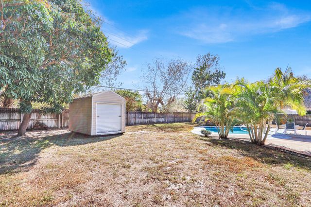 105 Sunflower Circle, Royal Palm Beach, FL 33411