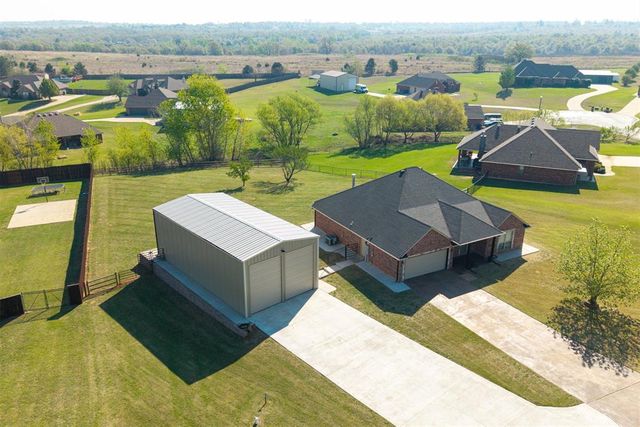 1970 Saddlecloth Trail, Guthrie, OK 73044