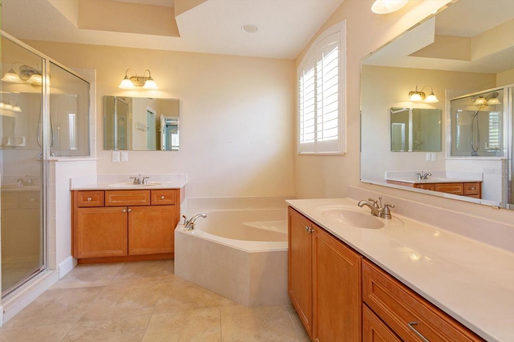 Image 5 of property listing at 12560 KATHERINE CIRCLE, Clermont, FL 34711