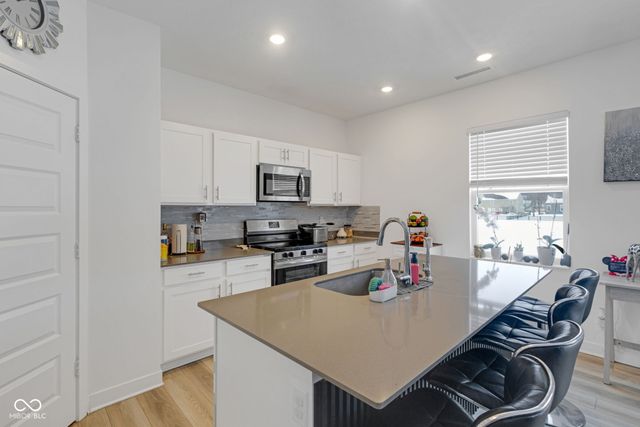 7423 Manor Lake Lane, Indianapolis, IN 46268