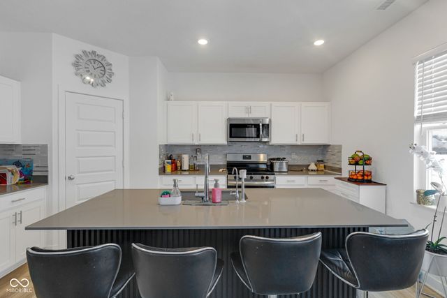 7423 Manor Lake Lane, Indianapolis, IN 46268