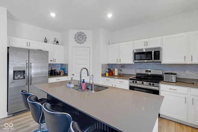 7423 Manor Lake Lane, Indianapolis, IN 46268