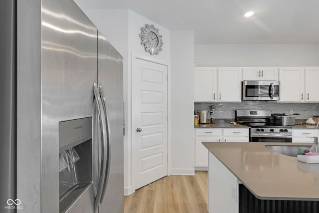 7423 Manor Lake Lane, Indianapolis, IN 46268