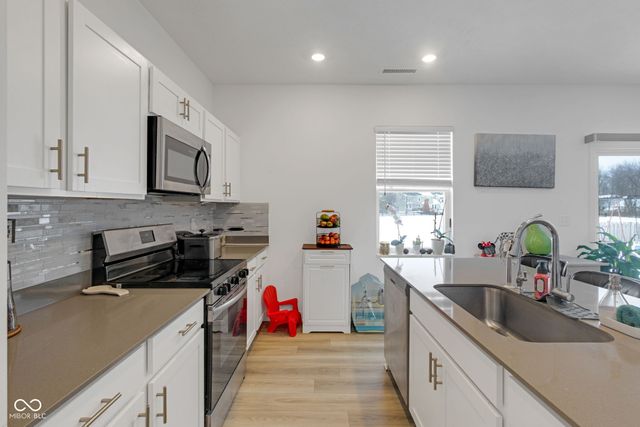 7423 Manor Lake Lane, Indianapolis, IN 46268