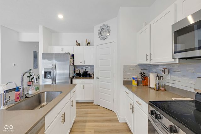 7423 Manor Lake Lane, Indianapolis, IN 46268