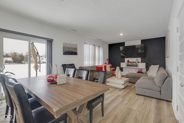 7423 Manor Lake Lane, Indianapolis, IN 46268