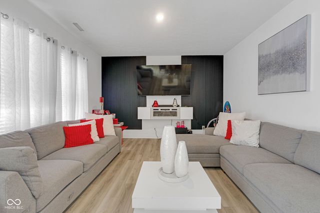 7423 Manor Lake Lane, Indianapolis, IN 46268