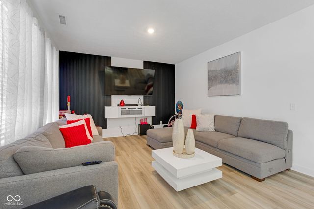 7423 Manor Lake Lane, Indianapolis, IN 46268