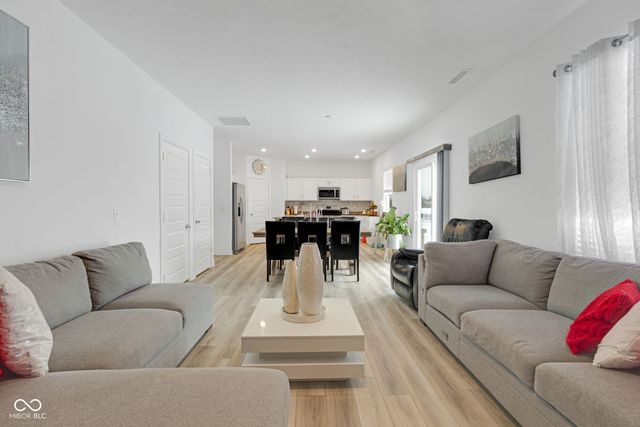 7423 Manor Lake Lane, Indianapolis, IN 46268