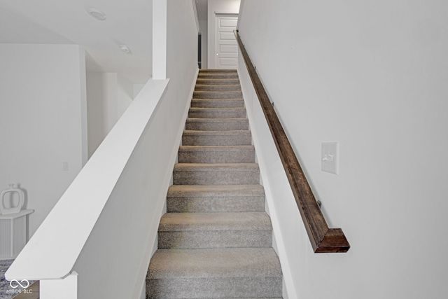 7423 Manor Lake Lane, Indianapolis, IN 46268