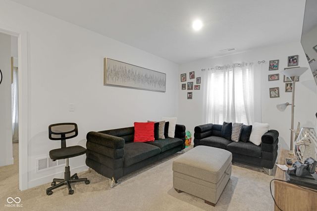 7423 Manor Lake Lane, Indianapolis, IN 46268