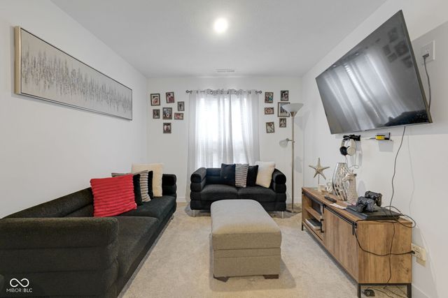 7423 Manor Lake Lane, Indianapolis, IN 46268