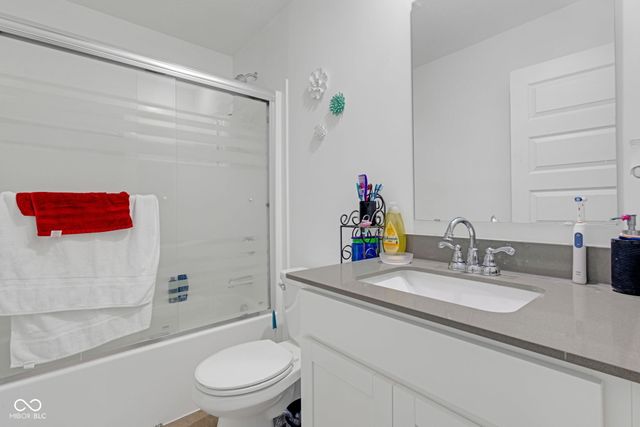 7423 Manor Lake Lane, Indianapolis, IN 46268