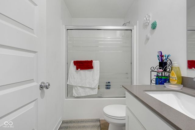 7423 Manor Lake Lane, Indianapolis, IN 46268