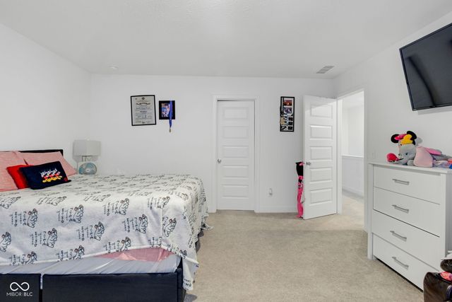 7423 Manor Lake Lane, Indianapolis, IN 46268