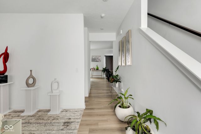 7423 Manor Lake Lane, Indianapolis, IN 46268