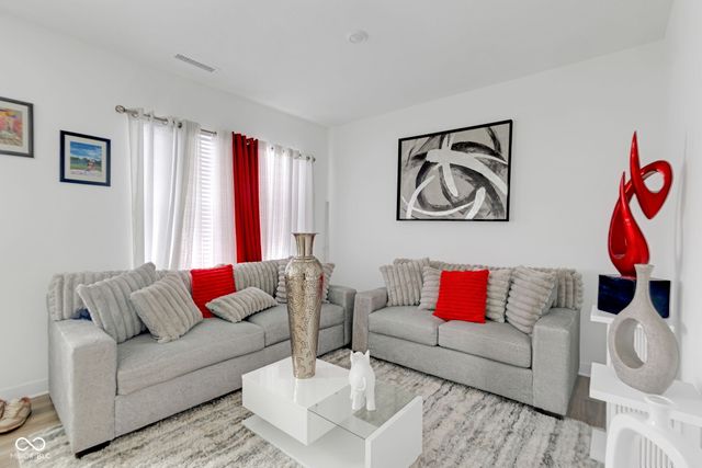 7423 Manor Lake Lane, Indianapolis, IN 46268