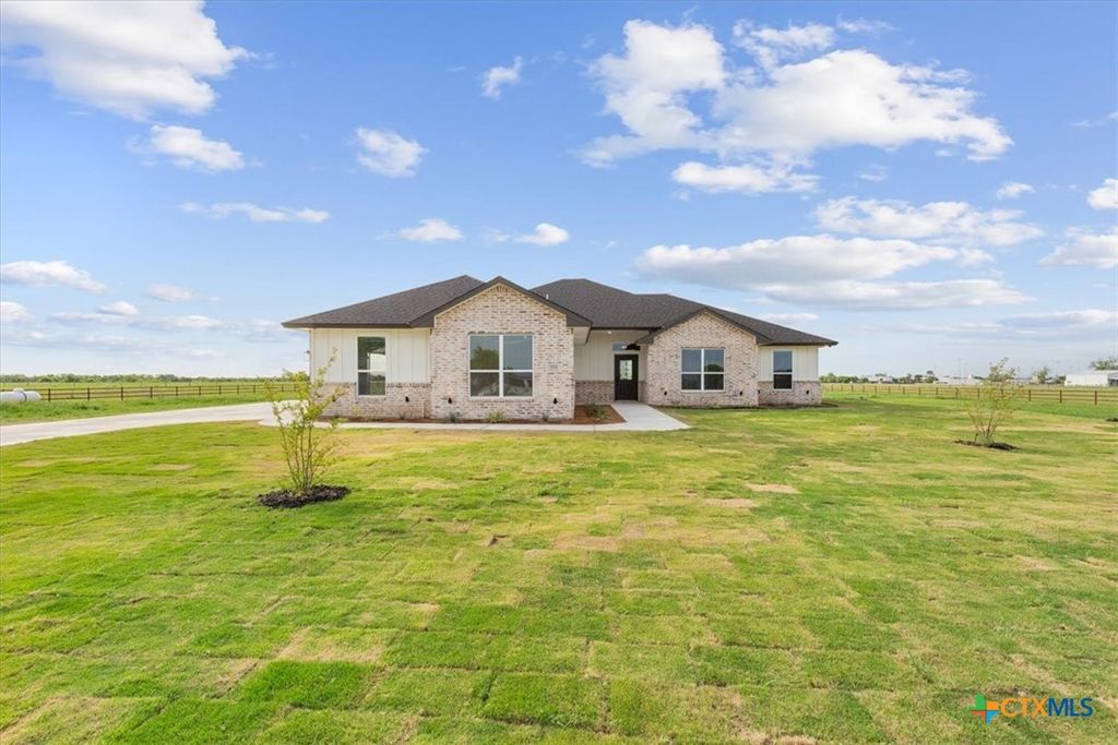 108 Cougar Lane, Lott, TX 76656