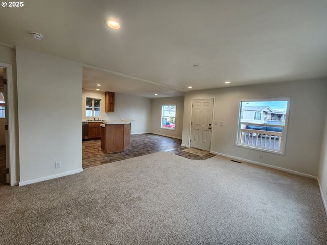 18780 S Central Point Rd 37, Oregon City, OR 97045