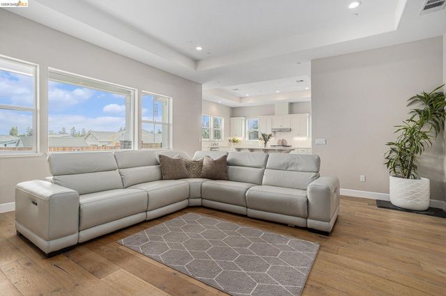 5010 Neroly Rd, Oakley, CA 94561