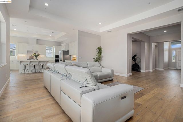 5010 Neroly Rd, Oakley, CA 94561