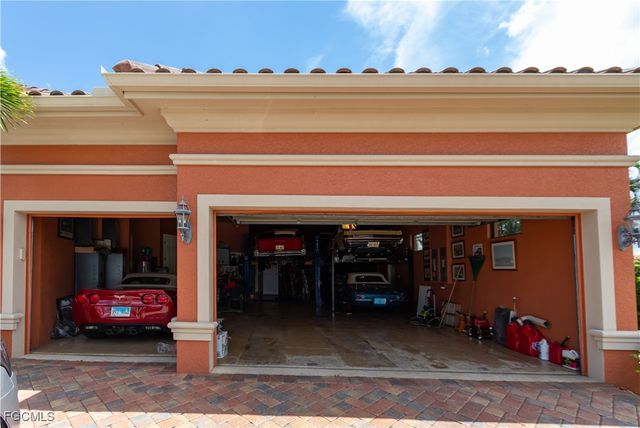 447 Avalon DR, Cape Coral, FL 33904