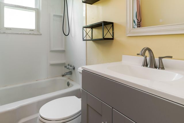 1084 Northfield Place S, Reynoldsburg, OH 43068