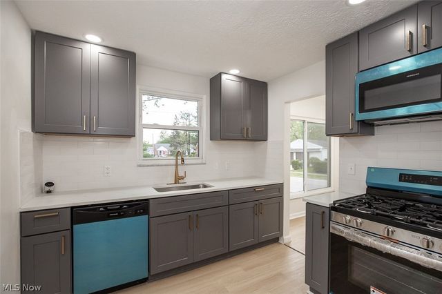 3896 Strandhill Road, Cleveland, OH 44128