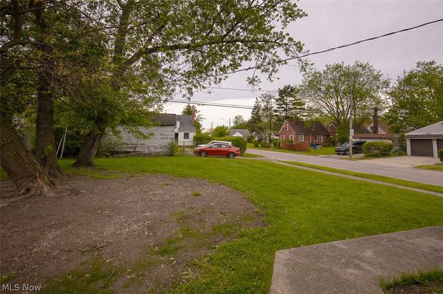 3896 Strandhill Road, Cleveland, OH 44128