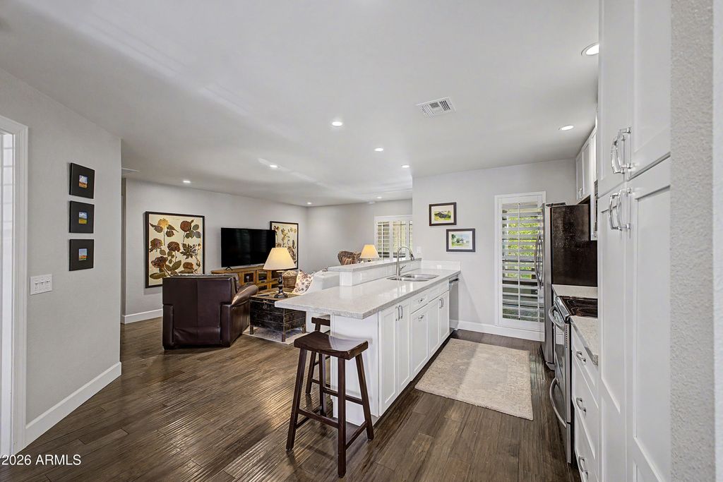5221 N 24TH Street 206, Phoenix, AZ 85016