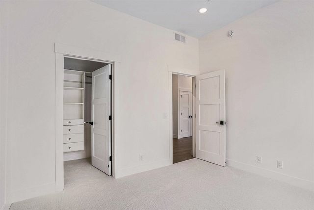 310 Washington Avenue 21, Grand Haven, MI 49417