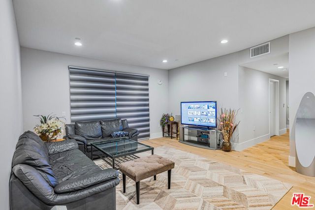 901 S Gramercy Drive 202, Los Angeles, CA 90019